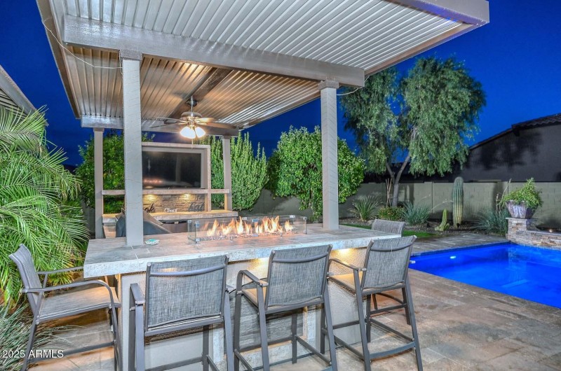Outdoor Kitchen Firepit