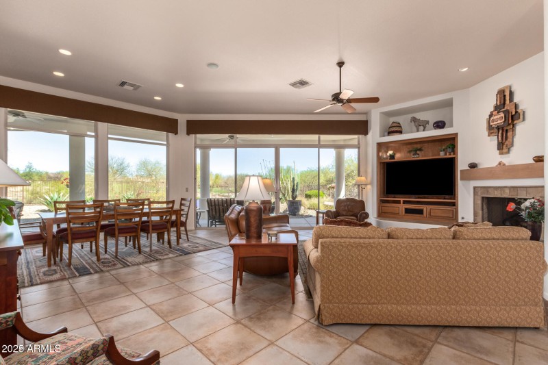 GREAT ROOM DINING AREA