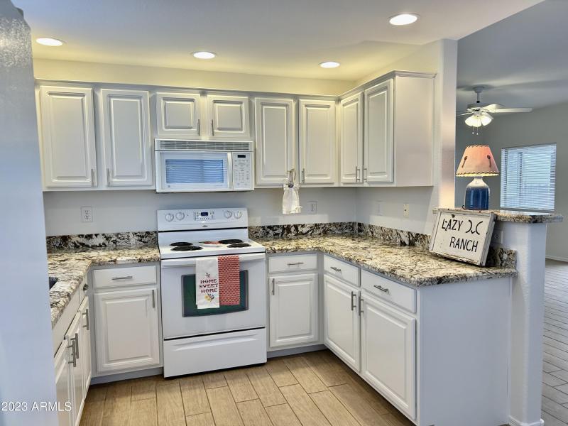 LIGHT & BRIGHT KITCHEN