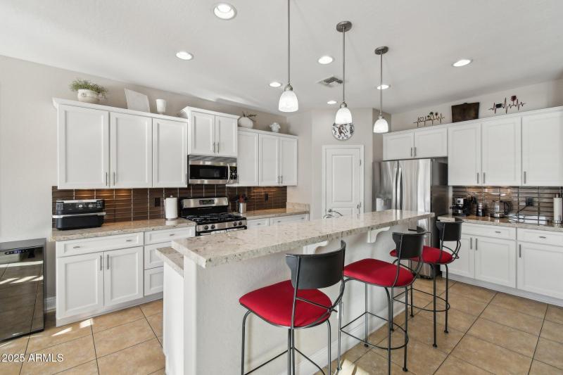 12-web-or-mls-N 155th Dr-04042025-010