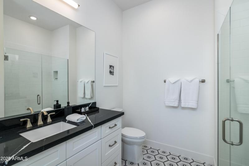 10 W Frier Dr (25).jpg-FULL