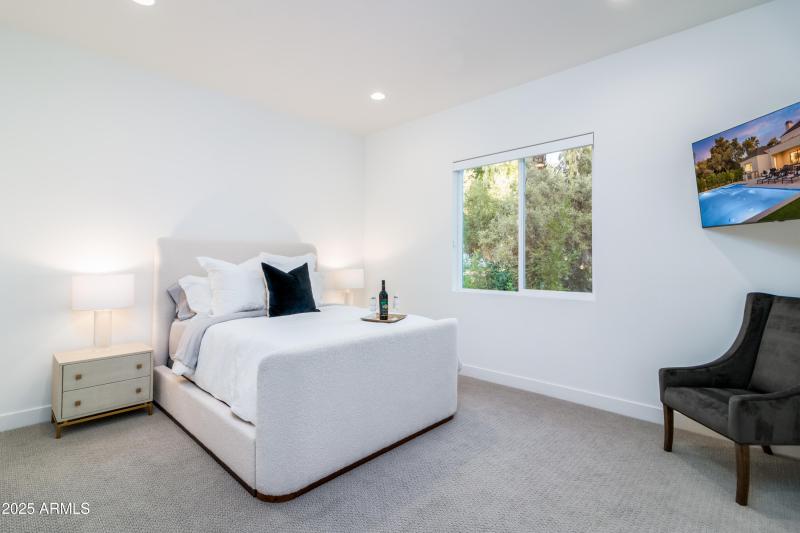 10 W Frier Dr (26).jpg-FULL