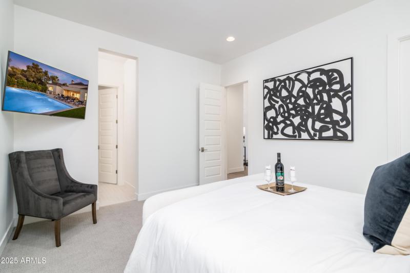 10 W Frier Dr (27).jpg-FULL