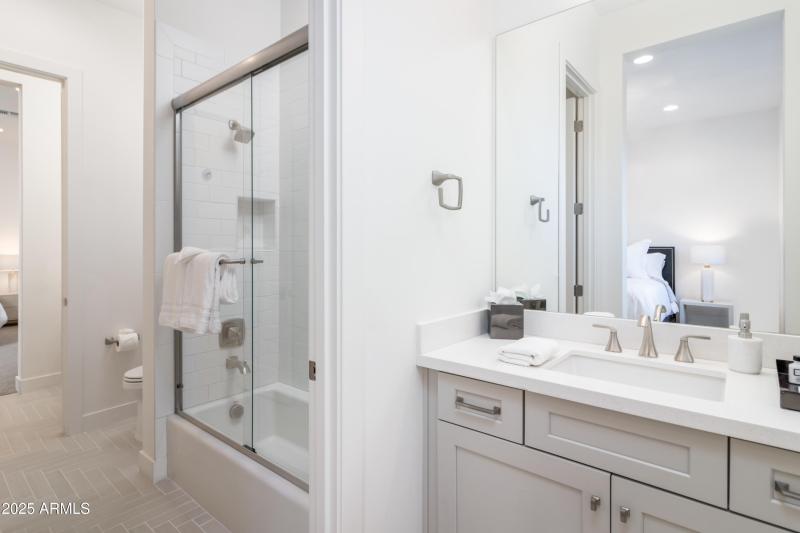 10 W Frier Dr (29).jpg-FULL