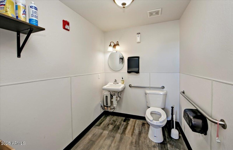 Unit B bathroom 2
