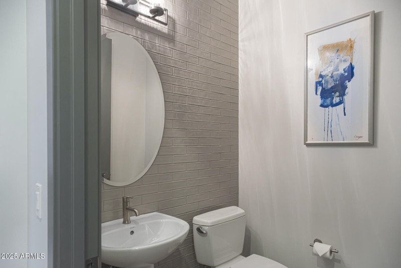 9 POWDER ROOM