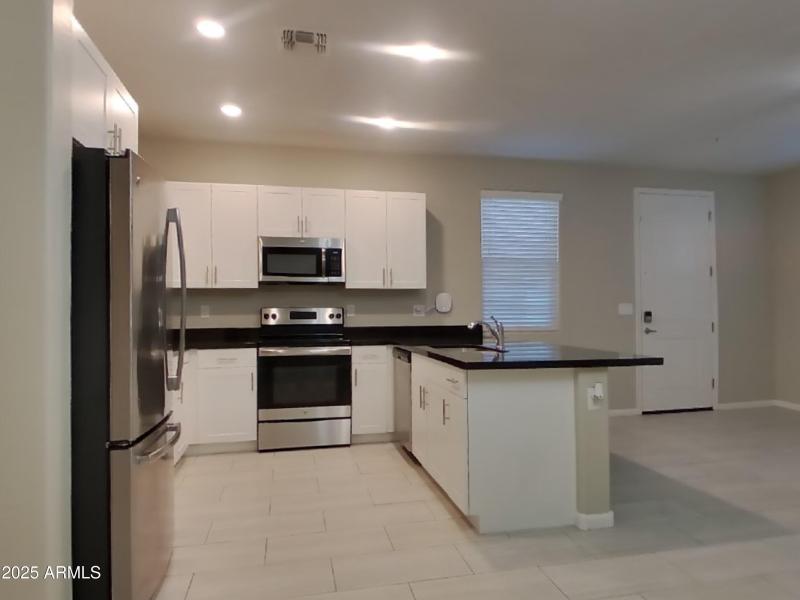 4_pc_59kLXkbjHm_UCNWkTZRsk_other_room_zG