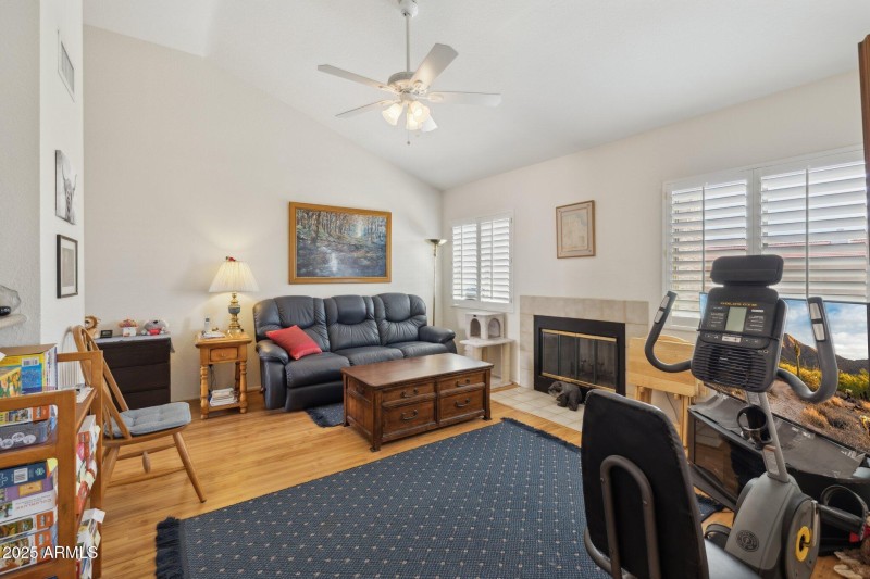9-web-or-mls-9125-e-captain-dreyfus-ave
