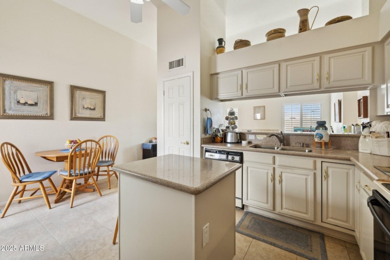 11-web-or-mls-9125-e-captain-dreyfus-ave