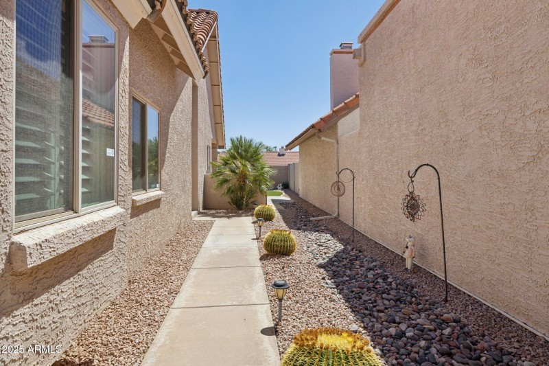 22-web-or-mls-9125-e-captain-dreyfus-ave