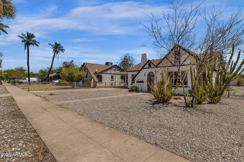 1-web-or-mls-325-n-17th-dr-a-b-c