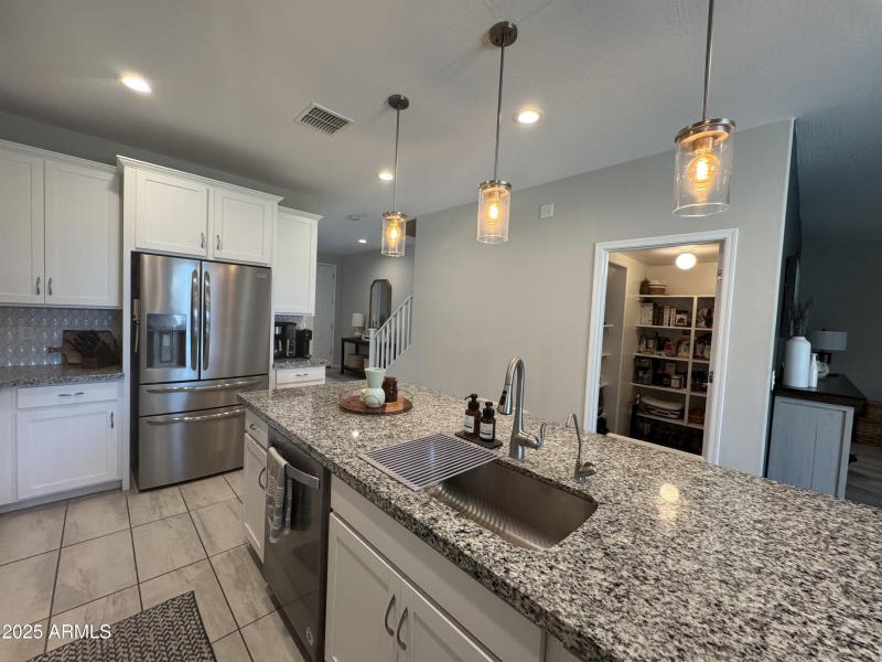 Granite Island & Walk-In Pantry