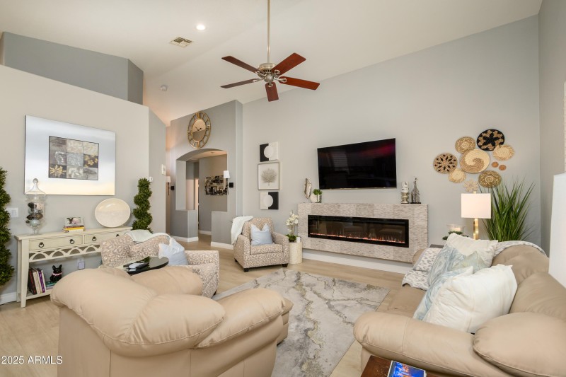 pic-10 Ingleside greatroom