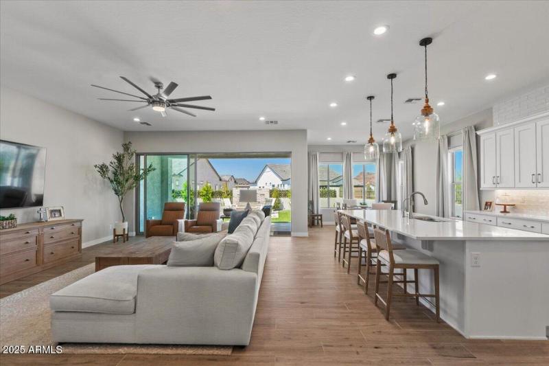 020-Living Room & Kitchen