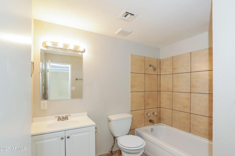 013-photo-bathroom-10272341