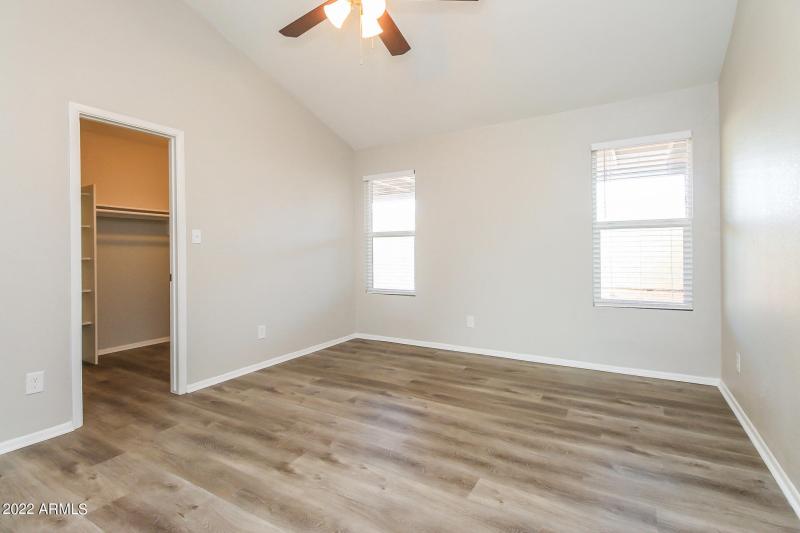 012-photo-bedroom-11595971