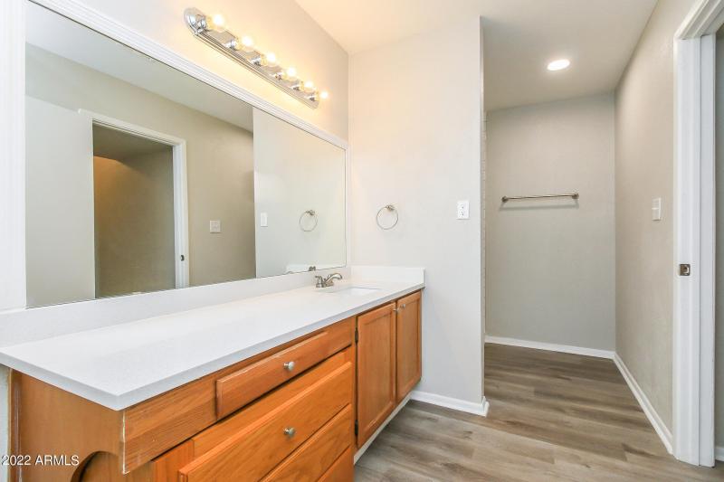 014-photo-bathroom-11595973