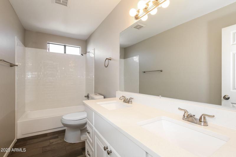 015-photo-bathroom-7015370