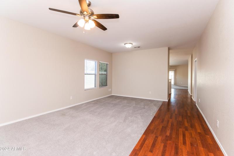 007-photo-family-room-6916488