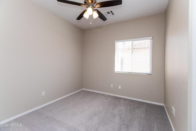 010-photo-bedroom-6916495