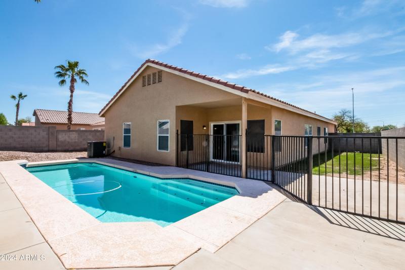 015-photo-rear-view-6916500