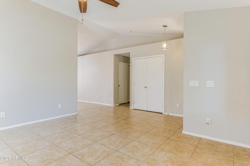 018-photo-living-room-12948011