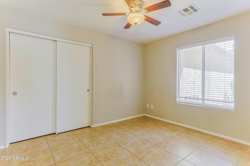 025-photo-bedroom-12948005