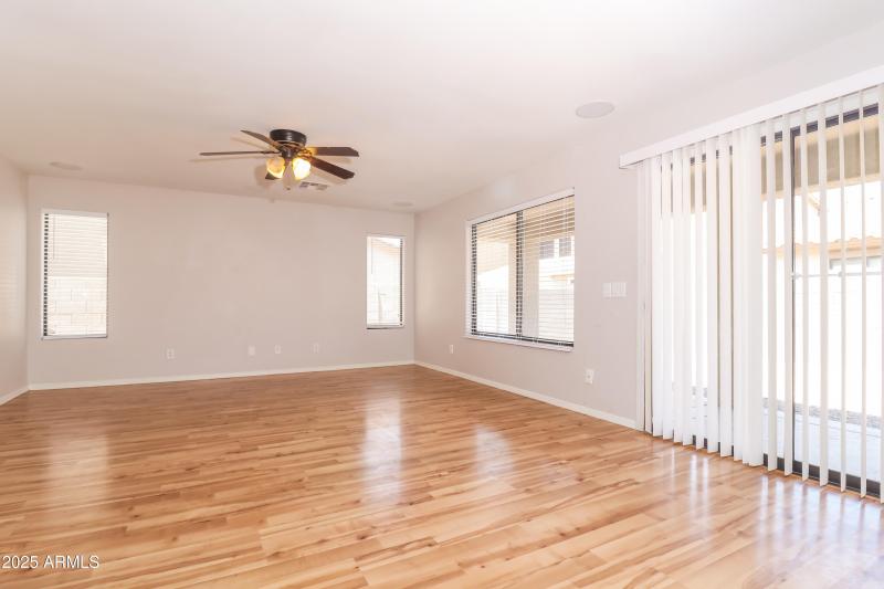 004-photo-living-room-8343346