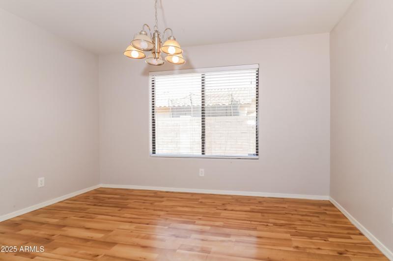 005-photo-dining-area-8343347