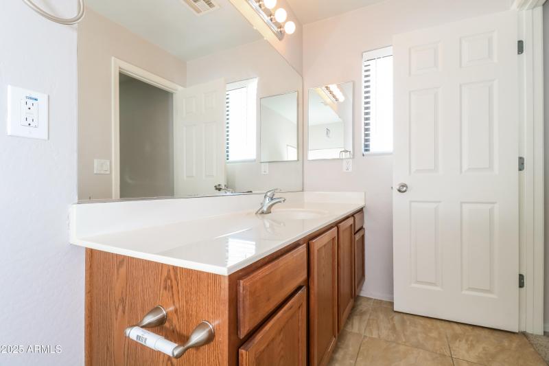 014-photo-bathroom-8343341