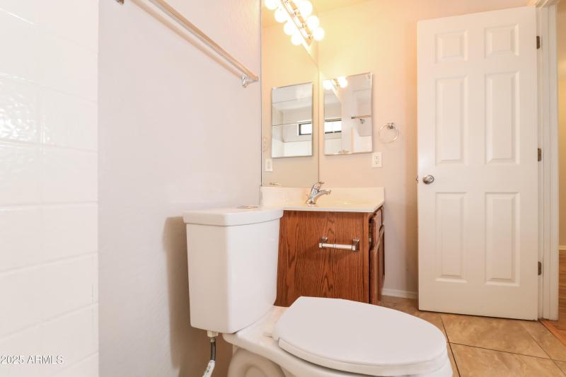 015-photo-bathroom-8343349