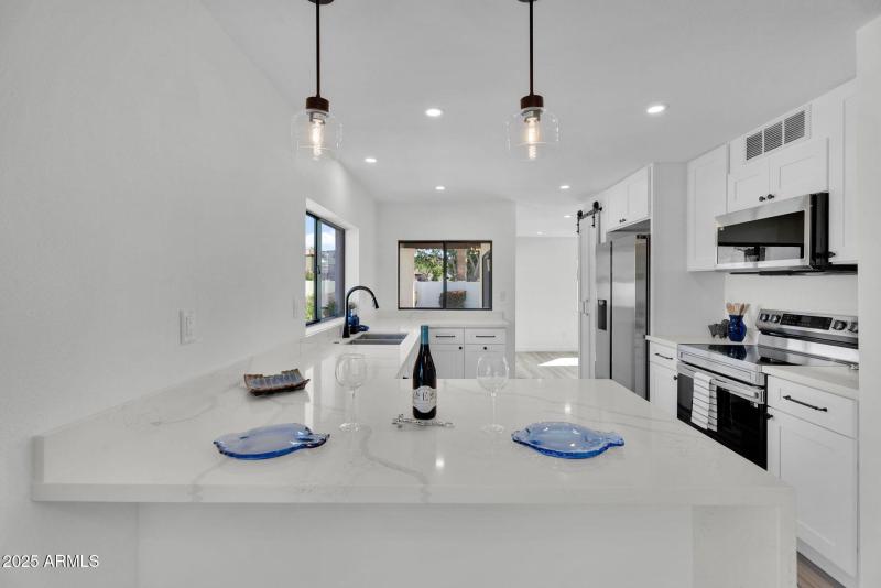 14-web-or-mls-4727 E Euclid Ave -16