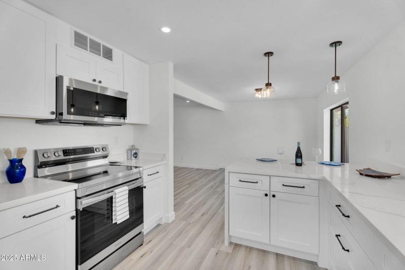 16-web-or-mls-4727 E Euclid Ave -18