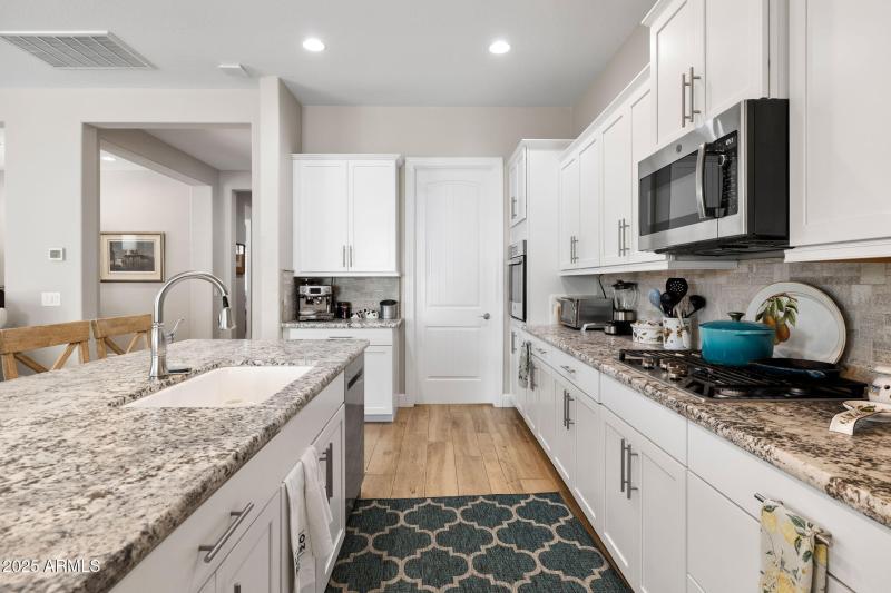 14-Kitchen_2