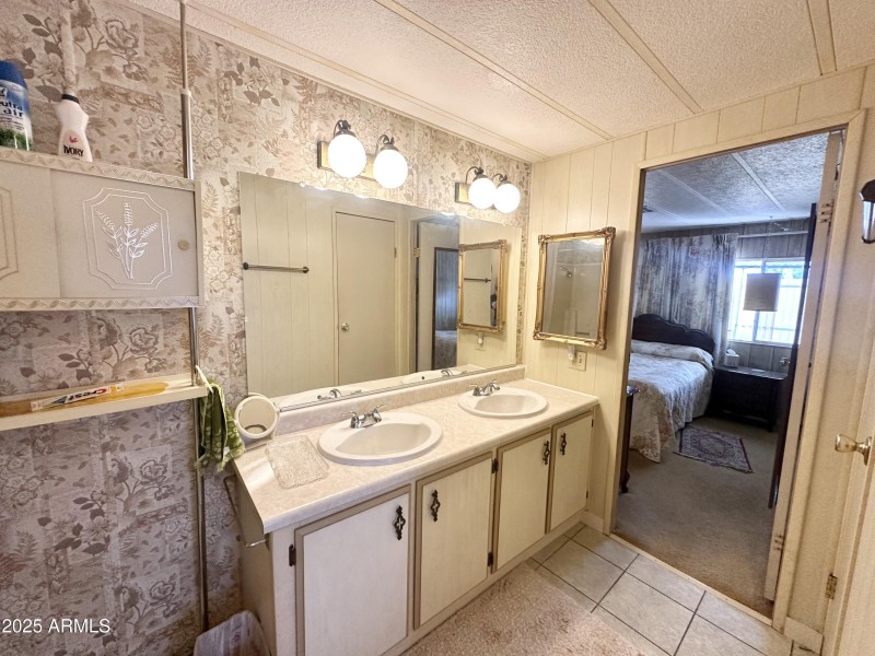 GREAT VANITY SPACE
