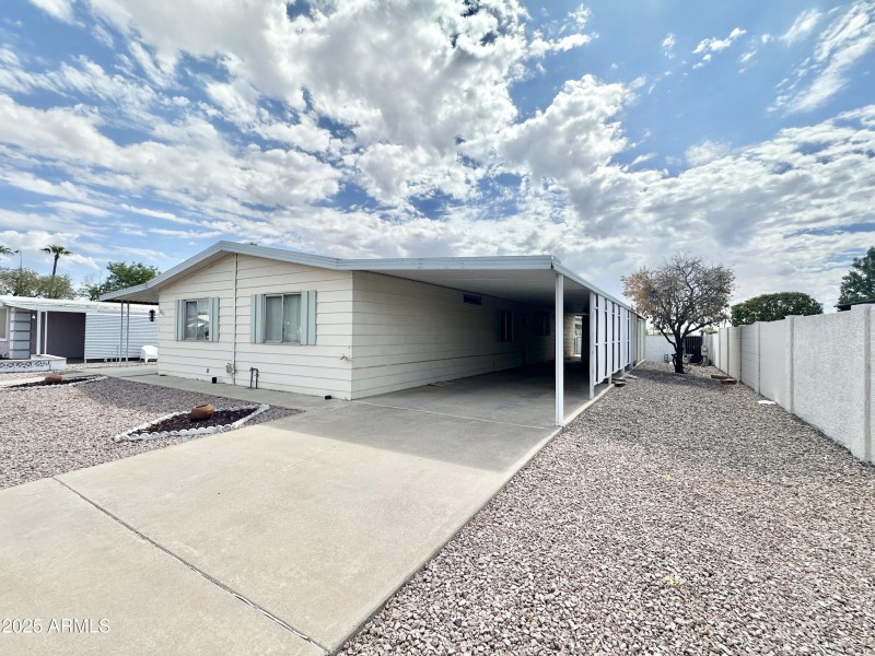 LARGE SIDE YARD