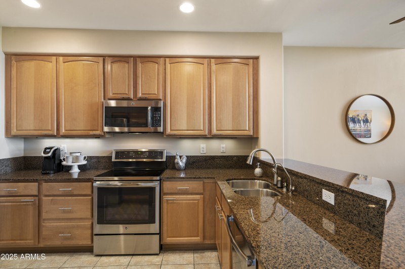 Kitchen w/ granite & s/s