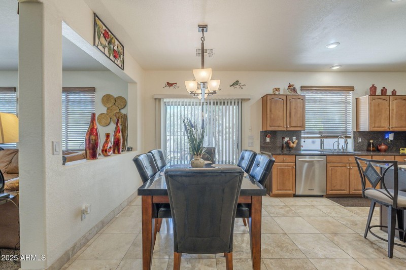 14-Kitchen dining area
