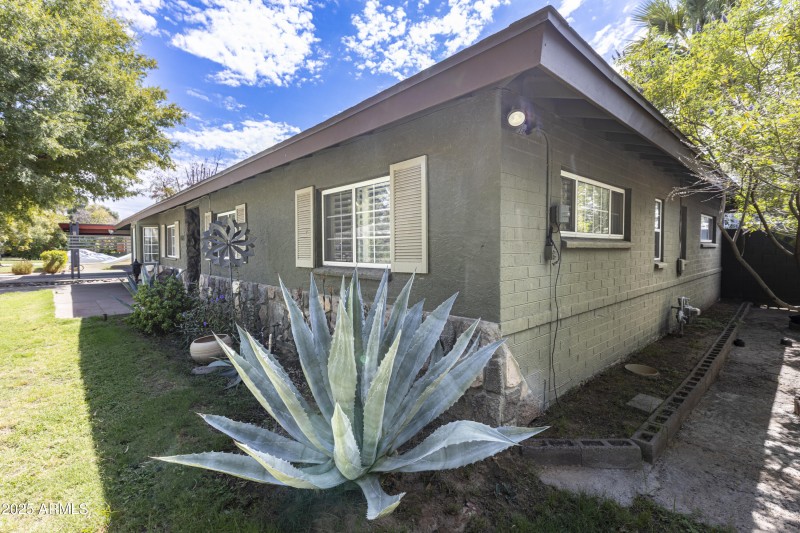 1825 E Medlock Dr-19