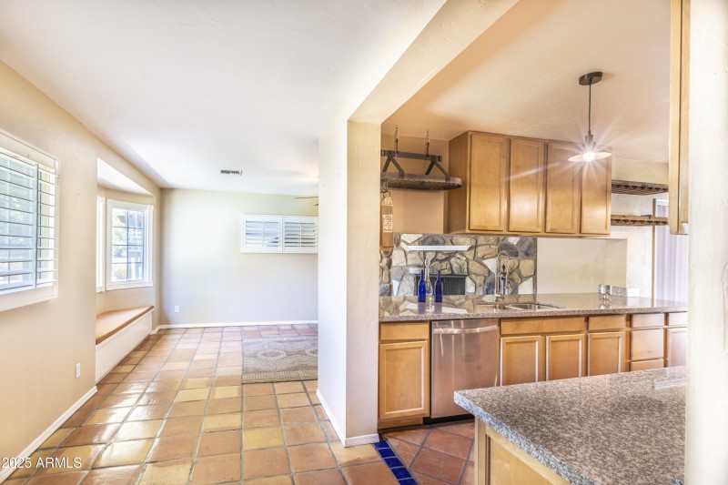 1825 E Medlock Dr-30