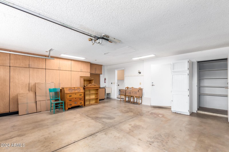 2.5 Car Garage w/ Built in Cabinets