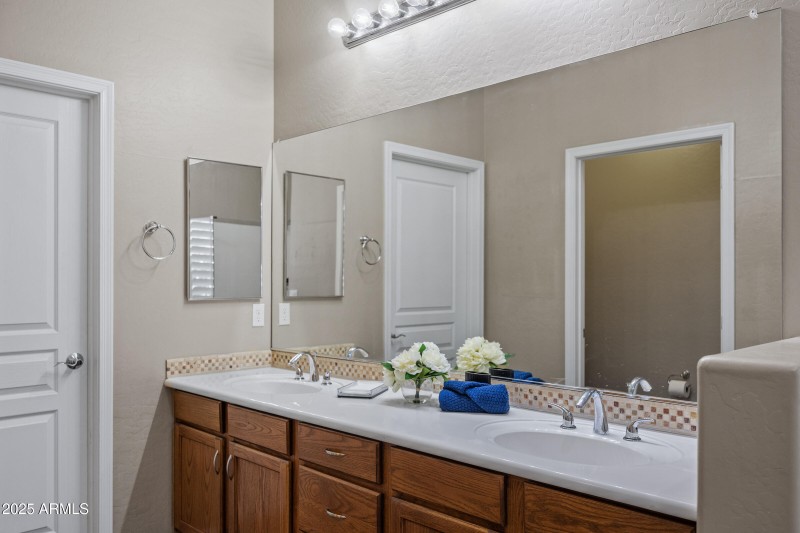 Primary bathroom - Double Vanity