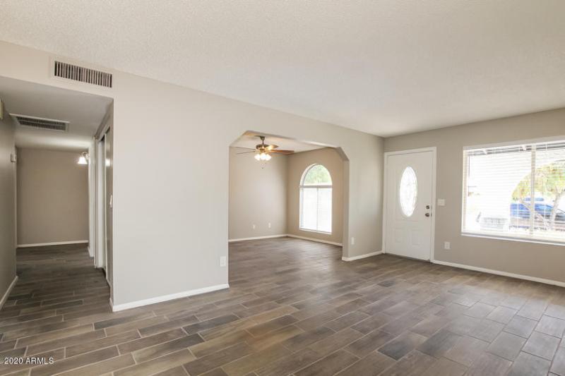 P3212979-02-Living Area-658877