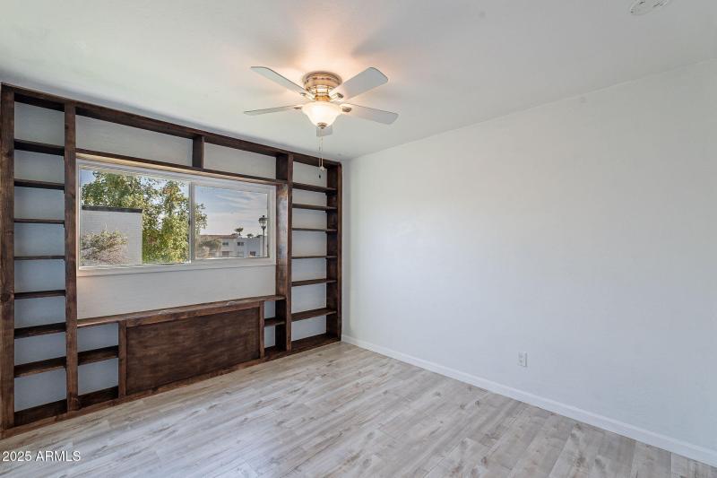 Guest bedroom 2 -Built-in shelving