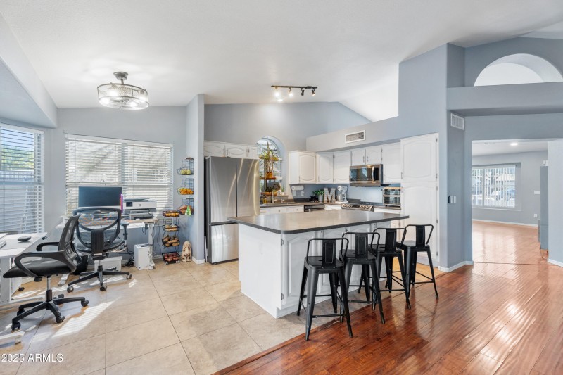 Kitchen island & breakfast nook