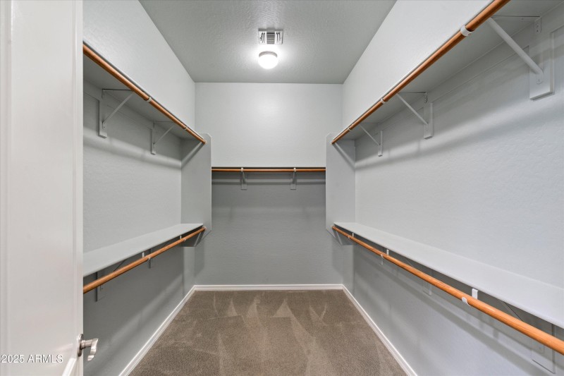 21-Walk-in closet