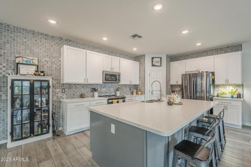 010_Huge Center Island