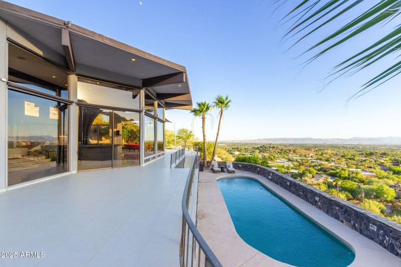 HUGE PATIO PVERLOOKS POOL