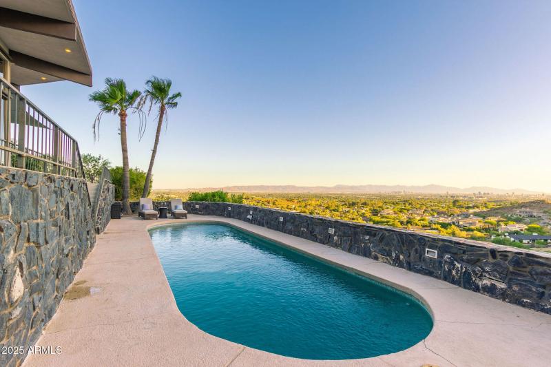 SWEEPING VIEWS OF THE WHOLE VALLEY