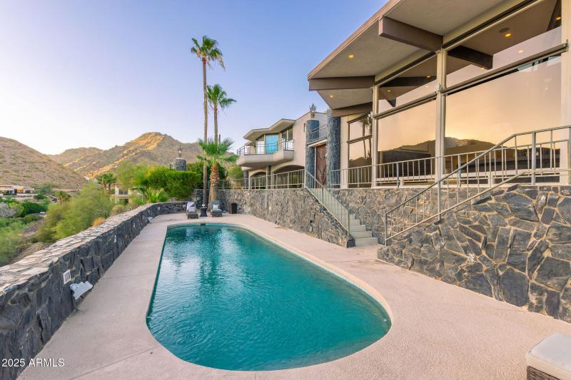 PALMS, MOUNTAINS & CITY LIGHT VIEWS